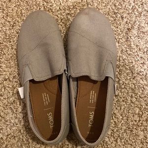 Lightly worn gray Toms. Size 6.5